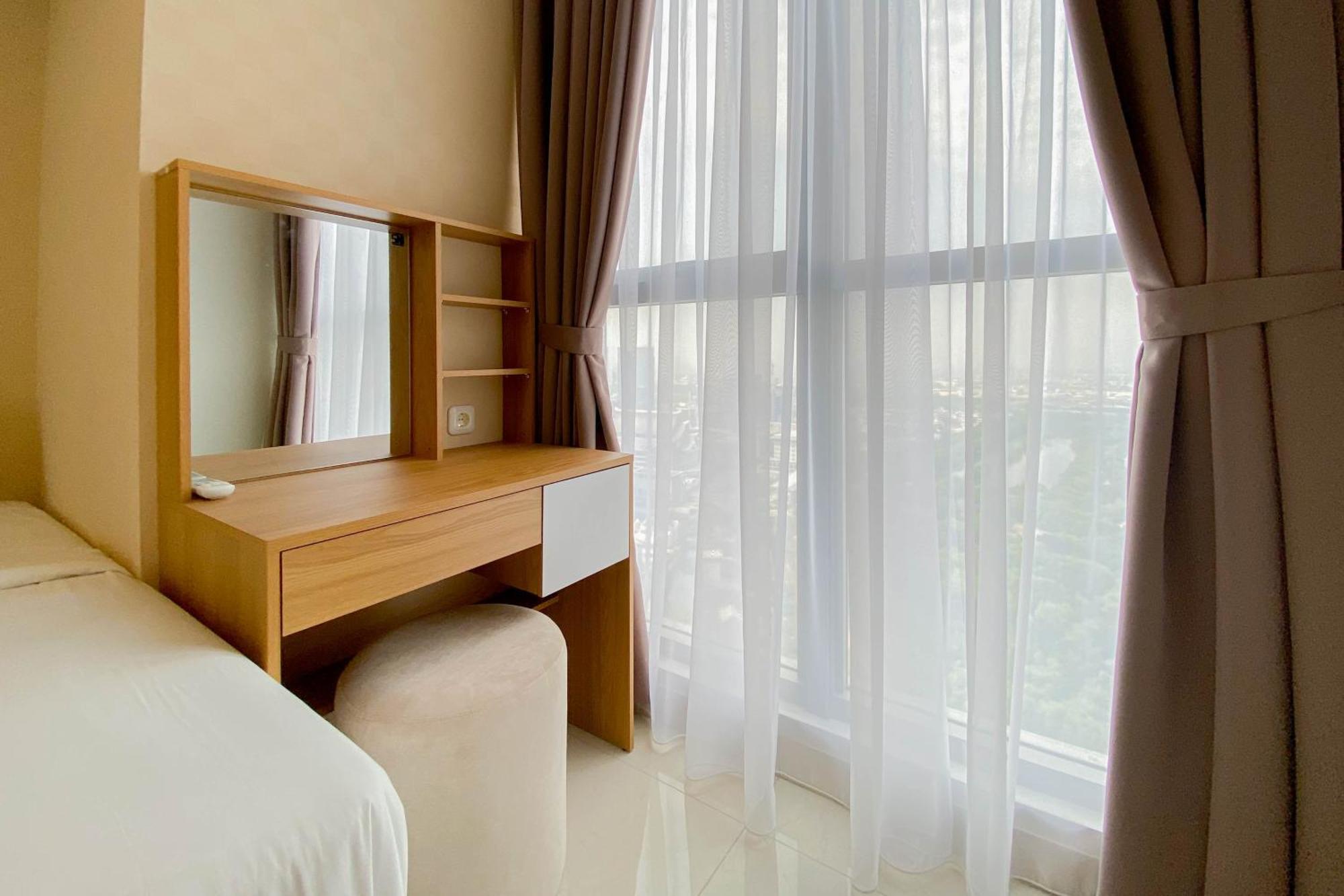 Well Furnished And Comfortable 2br Gold Coast By Travelio Jakarta