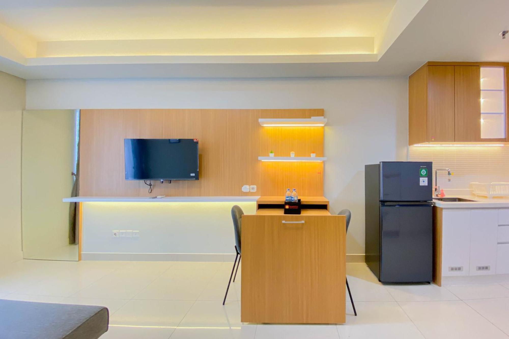Well Furnished And Comfortable 2br Gold Coast By Travelio * Jakarta